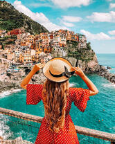 Девушка на фоне курортного города