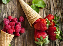 Вафли с малиной и клубникой