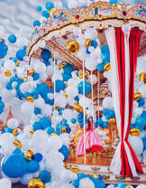 Девушка на карусели среди воздушных шариков