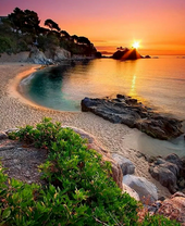 Заходящее солнце над морем