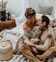 Влюбленная пара у кровати