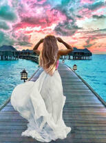 Девушка в легком плате на причале