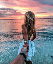 Девушка у моря