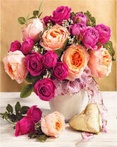 Букет ярких нежных роз в белой вазе