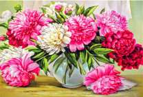 Яркие пионы в белой вазе на столе