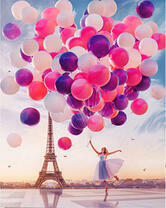 Девушка с воздушными шарами на фоне Эйфелевой башни