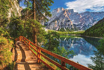 Озеро Брайес в доломитовых Альпах Италии