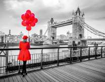 Девушка с шариками у Тауэрского моста