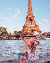 Девушка в розовом на фоне Эйфелевой башни