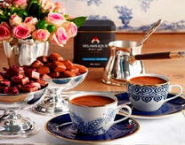 Две чашечки кофе, шоколад и розы