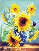 Синяя ваза с ярким букетом подсолнухов