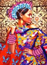 Девушка в ярком наряде из цветов и бабочек