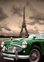 Зелёный спортивный автомобиль на фоне символа Парижа