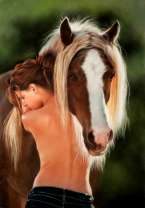 Девушка с обнаженным торсом и лошадь