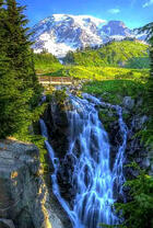 Высокий водопад на фоне гор