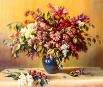 Букет сирени в темно-синей вазе