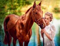 Девушка и не оседланная лошадь