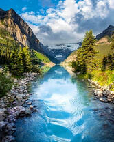 Прямая река в горном ущелье