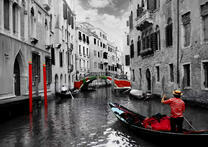 Канал Венеции в серо-красных тонах
