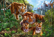 Семья полосатых хищников в джунглях