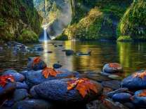 Золотистая осень пришла к горному озеру