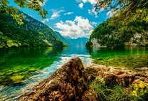 Зеркальное озеро окруженное горами