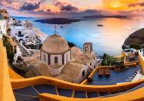 Красивый вид с вершины прибрежного города