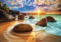 Восход солнца и красивый морской берег