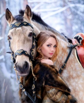 Девушка с лошадью в зимнем лесу