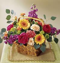 Букетик из домашнего сада в корзинке