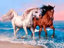 Игривые лошади бегут по морским волнам