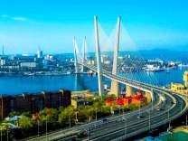 Золотой мост через реку во Владивостоке