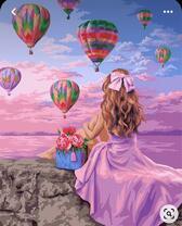 Девушка смотрит на парад воздушных шаров