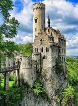 Древний замок на скале