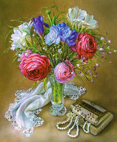 Тонкая ваза с цветами и женские украшения