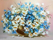 Ромашки и полевые цветочки в круглой вазочке