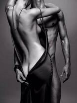 Обнаженный мужчина и девушка в откровенном платье