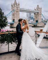 Молодожены на фоне Тауэрского моста