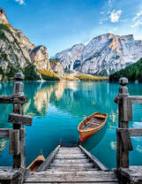 Лодочка на голубом горном озере