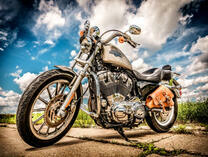 Сильный харлей на дороге