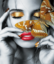 Девушка с золотым макияжем и золотая бабочка