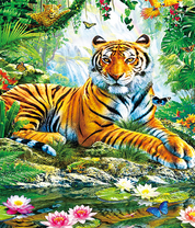 Роскошный тигр у озера с лотосами