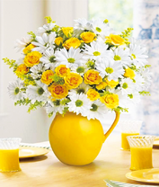 Яркий букет в желтом кувшине