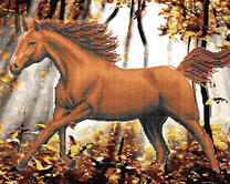 Каштановая лошадь в осеннем лесу